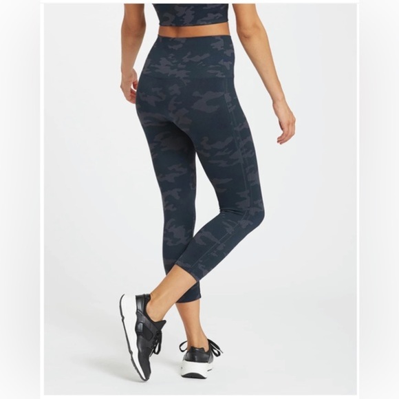 Spanx Look At Me Now Seamless Leggings - Picture 2 of 7